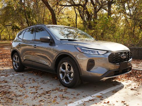 Used 2025 Ford Escape ST-Line image 2