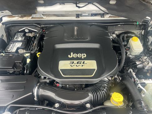 Used 2012 Jeep Wrangler Unlimited Sahara w/ Connectivity Group AWD/4WD image 32
