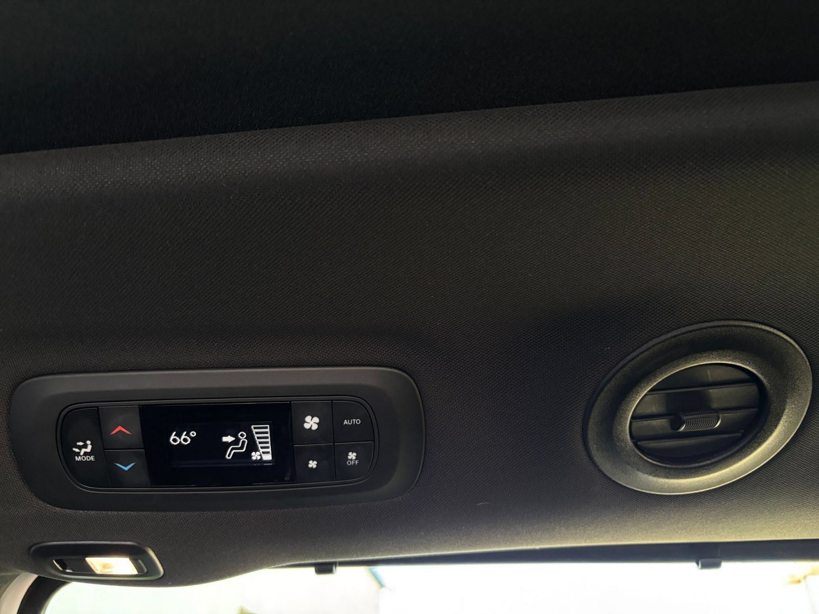 Used 2025 Chrysler Pacifica Limited FWD image 25