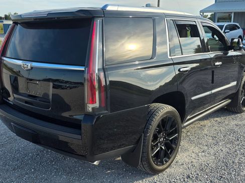 Used 2019 Cadillac Escalade Platinum AWD/4WD image 3