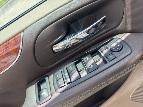 Used 2014 Chrysler Town & Country Touring-L FWD image 2