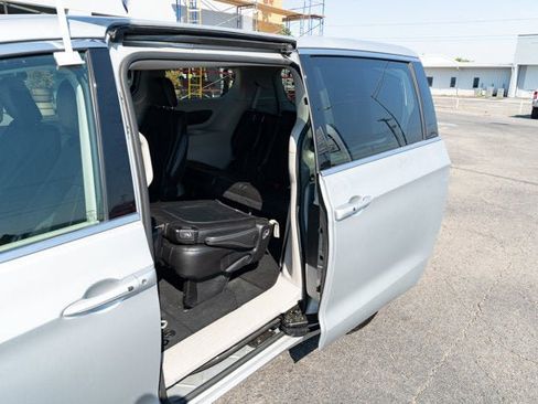 Certified 2024 Chrysler Pacifica Touring-L FWD image 13