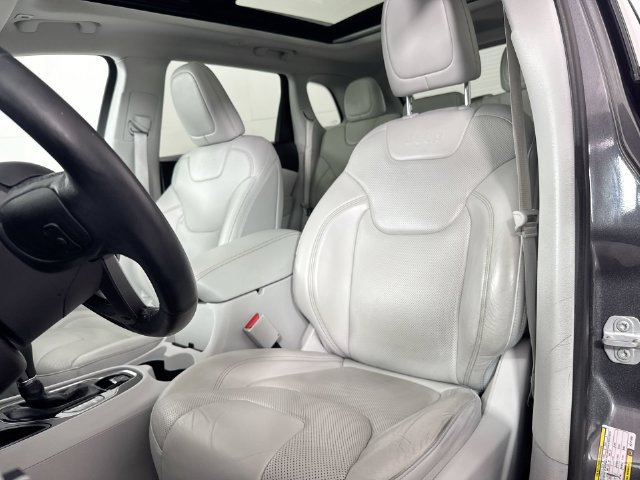 Used 2019 Jeep Cherokee Limited w/ Luxury Group FWD image 20