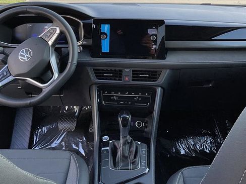 New 2025 Volkswagen Taos SE image 9