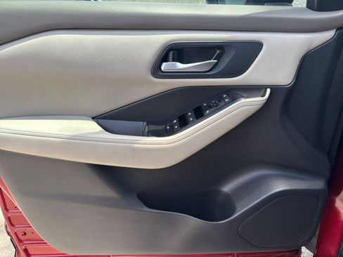 Used 2025 Nissan Rogue SV FWD image 18