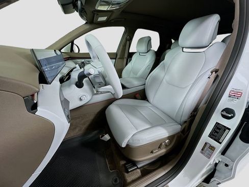 Certified 2026 Genesis GV70 2.5T Advanced AWD/4WD image 16