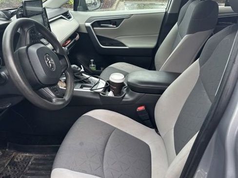 Used 2021 Toyota RAV4 XLE w/ Convenience Package FWD image 14