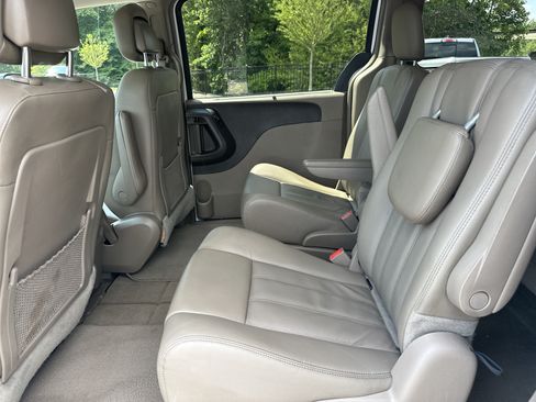 Used 2015 Chrysler Town & Country Touring FWD image 19