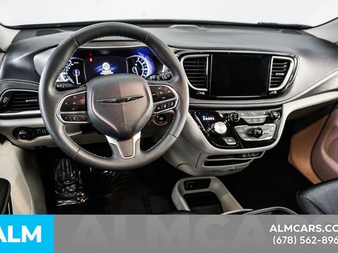 Used 2024 Chrysler Pacifica Select image 24