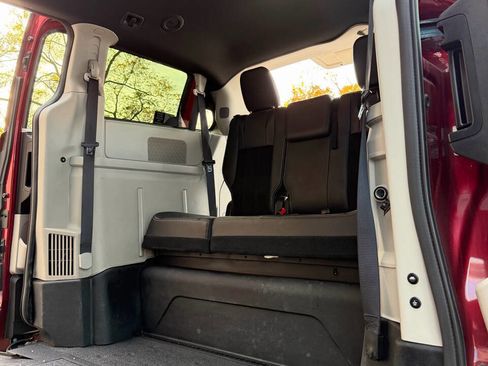Used 2014 Dodge Grand Caravan SXT image 25