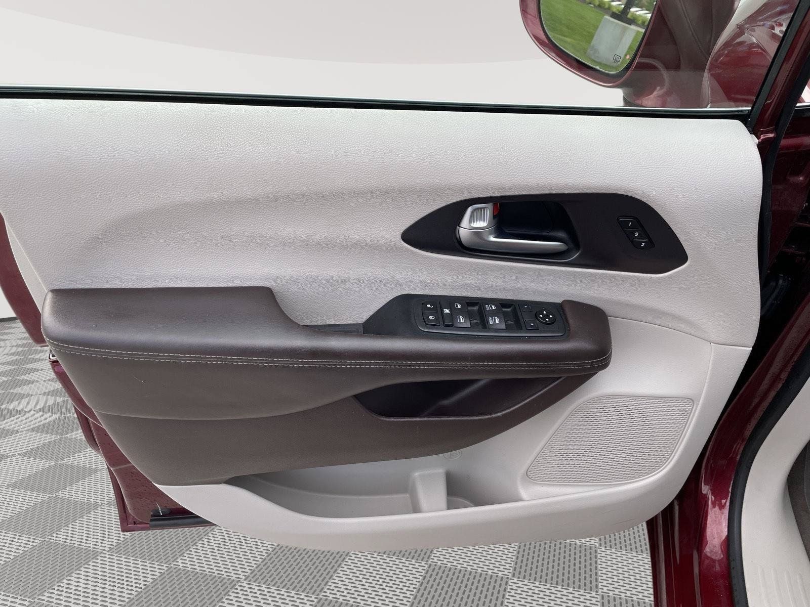 Used 2020 Chrysler Pacifica Touring-L FWD image 17