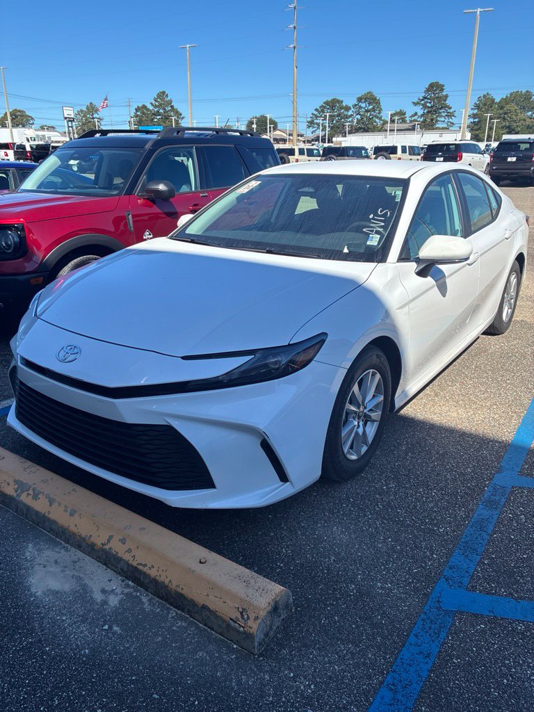 Used 2025 Toyota Camry LE FWD image 1