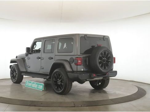 Used 2025 Jeep Wrangler Unlimited Sahara image 8