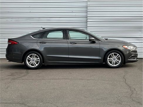 Used 2018 Ford Fusion SE image 9