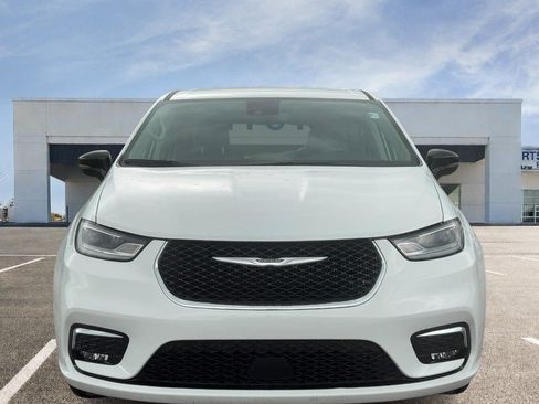 Used 2024 Chrysler Pacifica Touring-L FWD image 9
