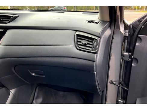 Used 2018 Nissan Rogue SV image 17