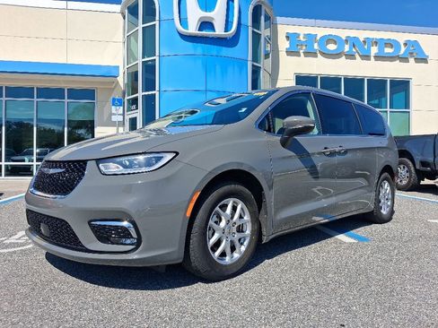 Used 2023 Chrysler Pacifica Touring-L FWD image 1
