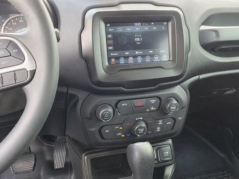 Used 2021 Jeep Renegade Latitude FWD image 9