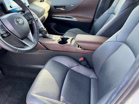 Used 2022 Toyota Venza XLE image 9