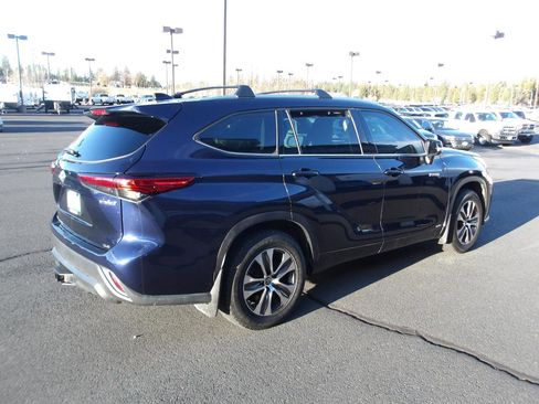 Used 2021 Toyota Highlander XLE AWD/4WD image 5