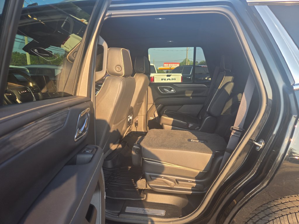 Used 2023 GMC Yukon SLT w/ SLT Premium Package AWD/4WD image 8