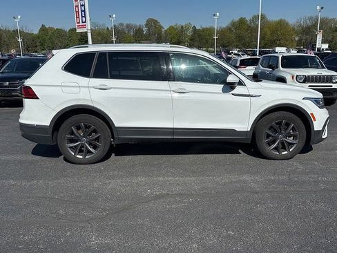 Certified 2022 Volkswagen Tiguan SE image 9