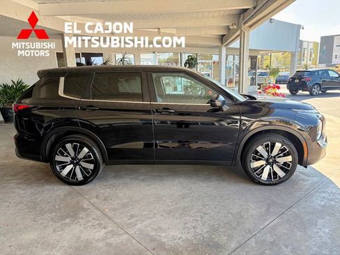 Used 2025 Mitsubishi Outlander SE FWD image 2