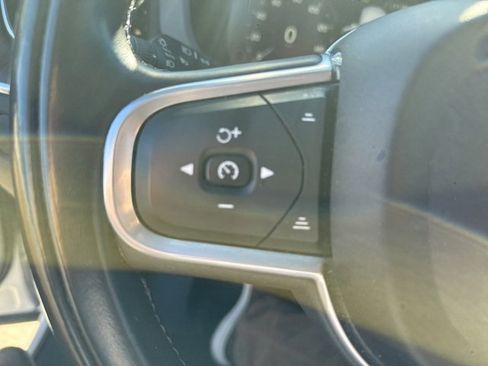 Used 2021 Volvo XC60 T5 Momentum w/ Advanced Package image 11