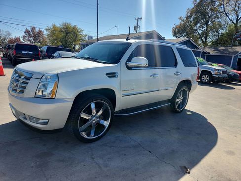 Used 2011 Cadillac Escalade Luxury image 3