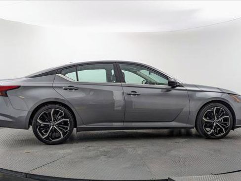Used 2024 Nissan Altima 2.5 SR FWD image 9