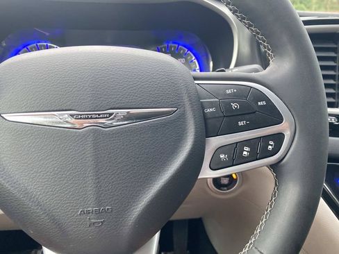 Used 2023 Chrysler Pacifica Touring-L FWD image 33