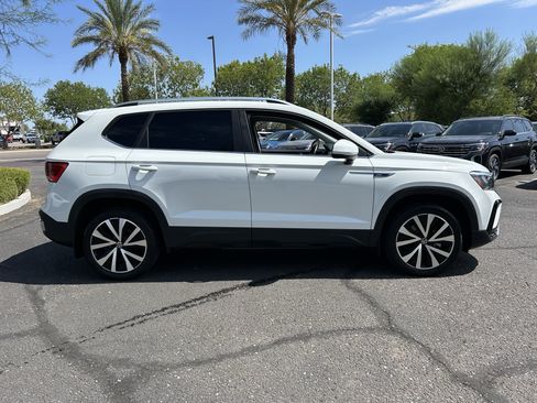 Certified 2024 Volkswagen Taos SE FWD image 5