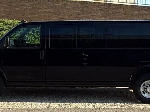 Used 2017 Chevrolet Express 3500 LS RWD image 2