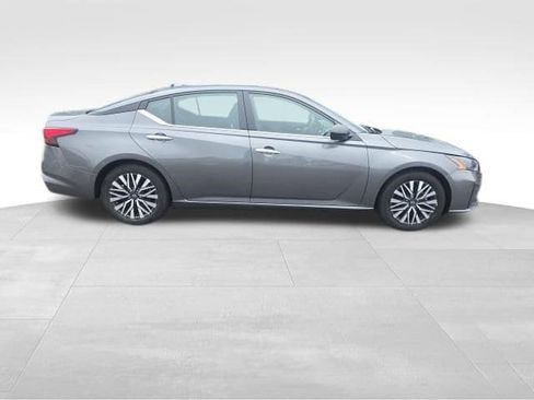 Used 2024 Nissan Altima 2.5 SV FWD image 9