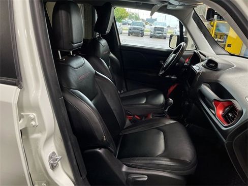 Used 2019 Jeep Renegade Trailhawk image 24