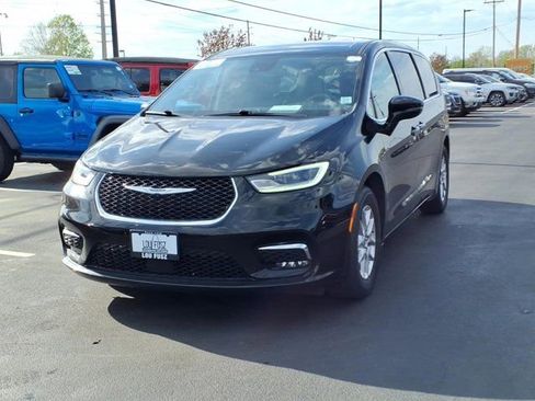 Used 2024 Chrysler Pacifica Touring-L FWD image 2