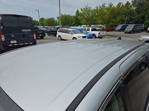 Used 2024 Chrysler Pacifica Touring-L FWD image 13