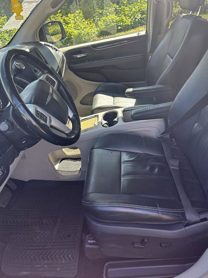 Used 2014 Chrysler Town & Country Touring-L w/ Driver Convenience Group FWD image 17