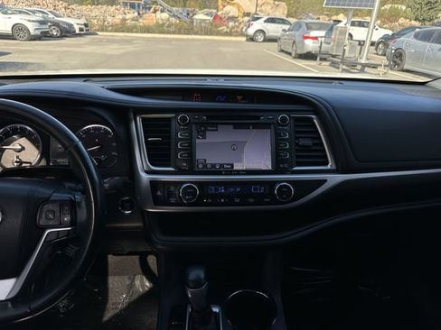 Used 2017 Toyota Highlander Limited image 15