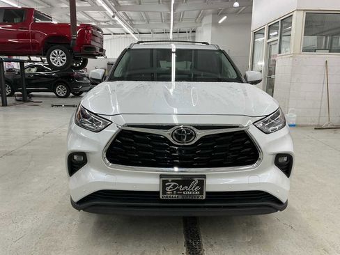Used 2024 Toyota Highlander Limited image 2