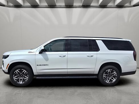 Used 2025 Chevrolet Suburban Z71 AWD/4WD image 2