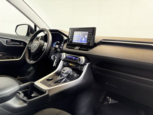 Used 2020 Toyota RAV4 LE image 9