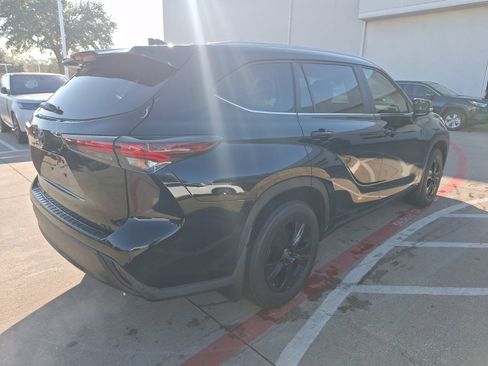 Used 2024 Toyota Highlander LE image 6