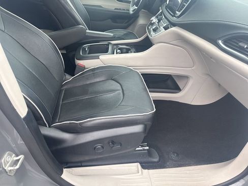 Used 2023 Chrysler Pacifica Limited image 24