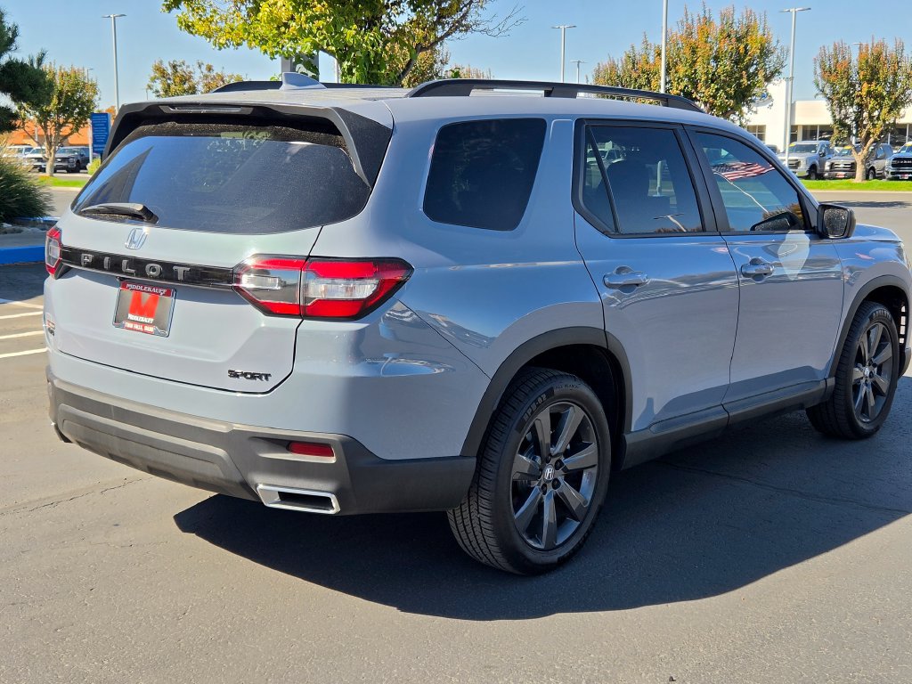 Used 2025 Honda Pilot Sport image 3