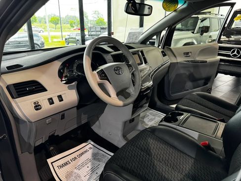Used 2013 Toyota Sienna SE FWD image 9