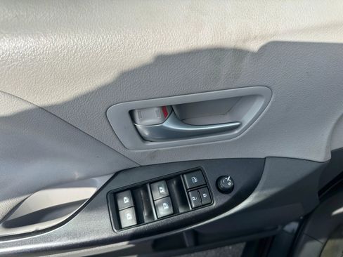 Used 2017 Toyota Sienna LE image 10