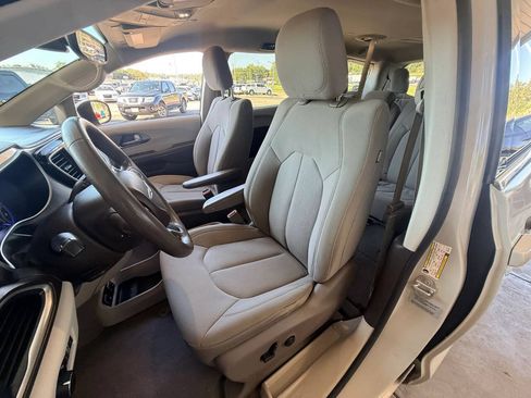 Used 2017 Chrysler Pacifica Touring FWD image 18