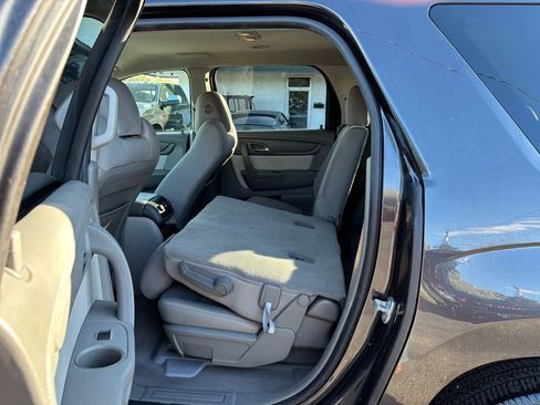 Used 2014 GMC Acadia SLE image 17