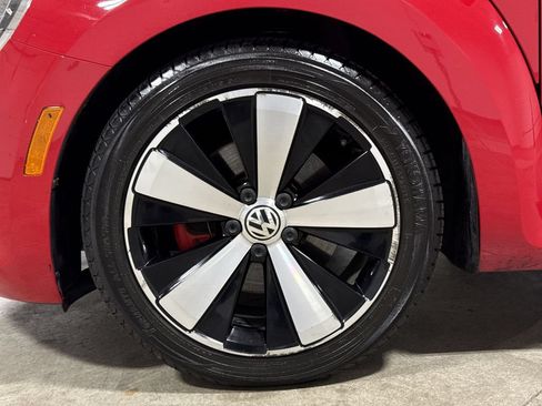 Used 2013 Volkswagen Beetle Turbo 60's Edition FWD image 25